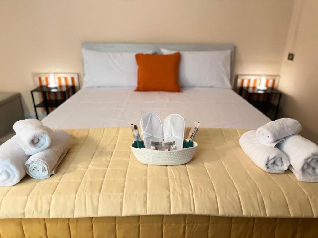a bed with towels and a basket of toothbrushes at HOME BUCISCA- Your days of relaxation in CTA