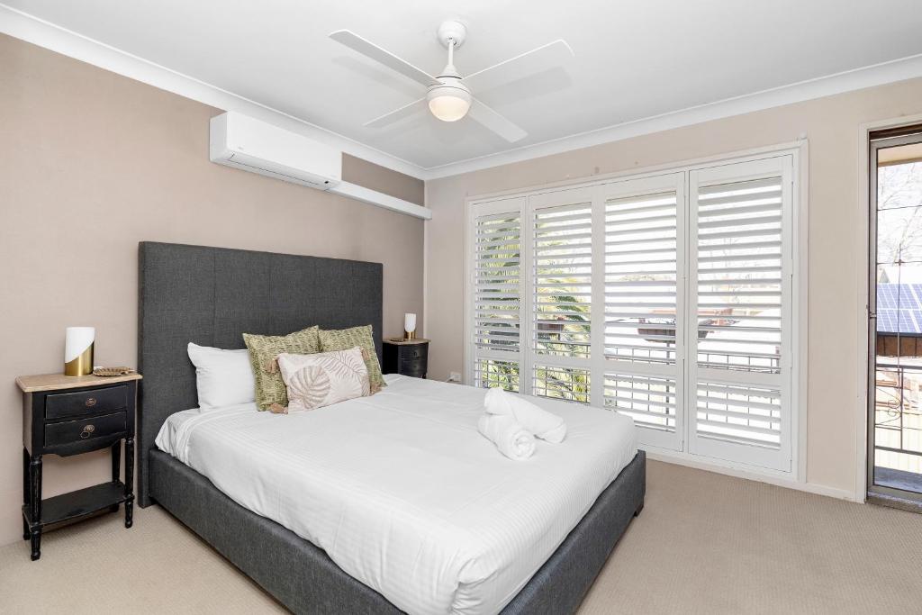 a bedroom with a large bed and a window at Wagga Central Apartments in Wagga Wagga