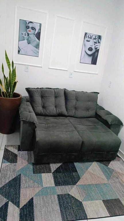 a brown leather couch in a living room at Apto 2 quartos - Próx Shop FIP in Brusque