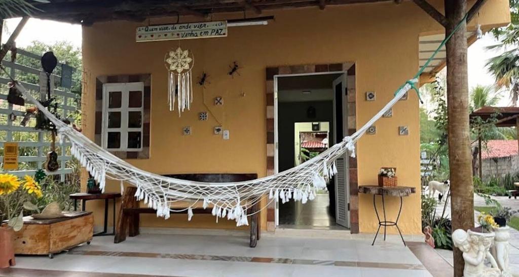a porch with a hammock in front of a house at Chácara Bom Pastor 5 km do Centro Crato in Crato