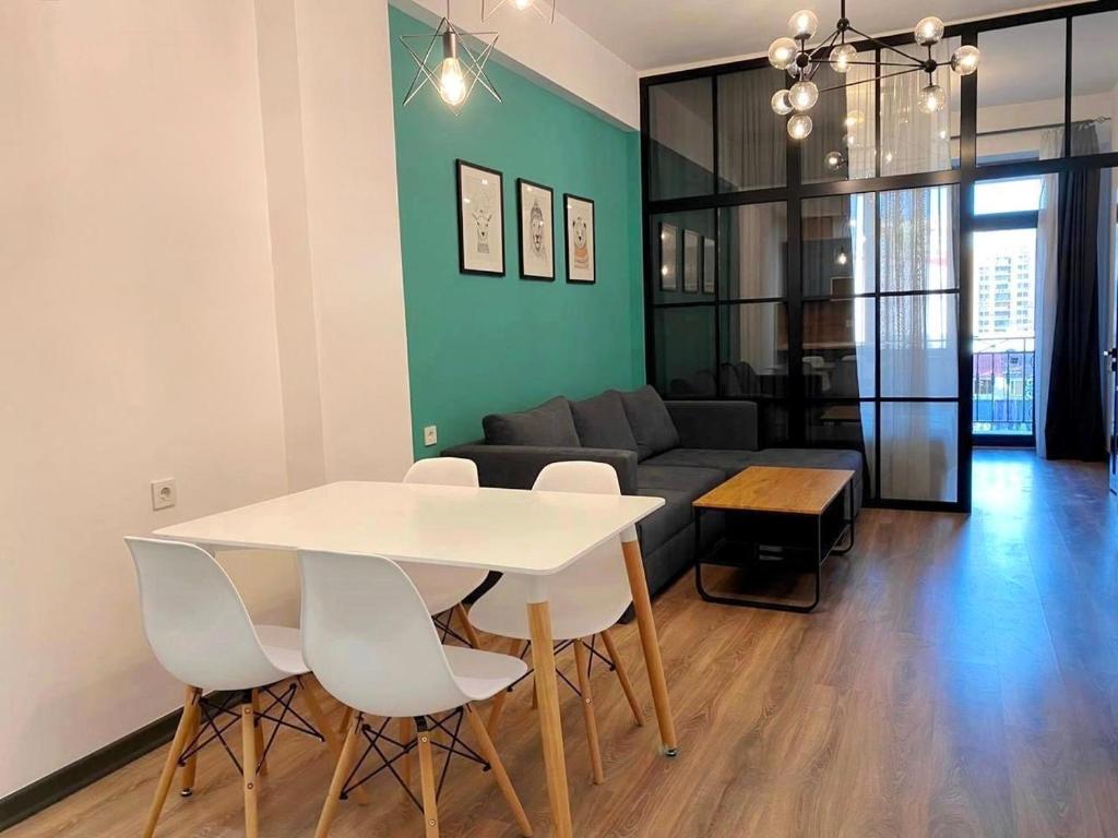 Posezení v ubytování Brand-New 2Bedroom Apartment with Open Balcony in New Luxury Building CITY CENTER, By Malibu Garden