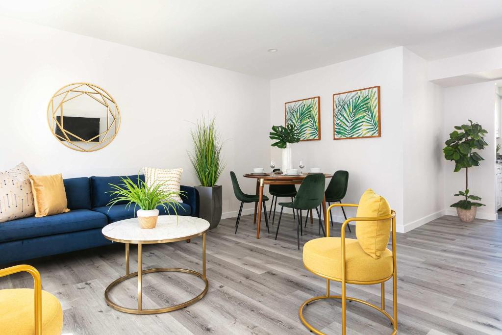 Posezení v ubytování Luxury 2BR Apartment Great Area with Parking