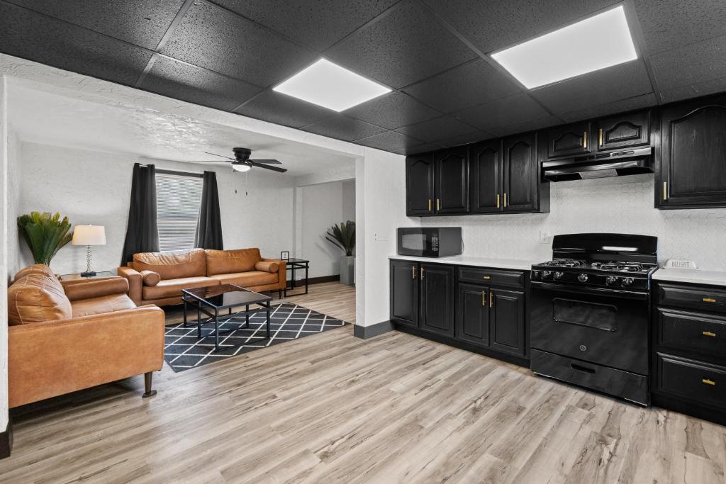 ロックアイランドにあるStylish 3BR 2BA Getaway for 8のキッチン(黒いキャビネット付)、リビングルーム