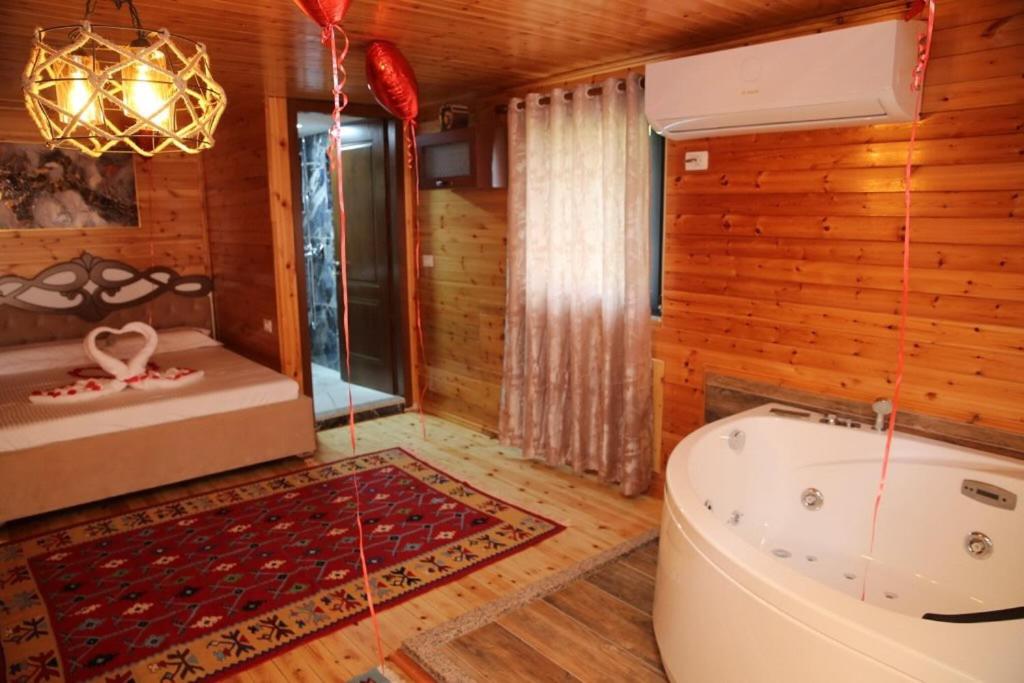 Postel nebo postele na pokoji v ubytování Hotel Bujtina Kael