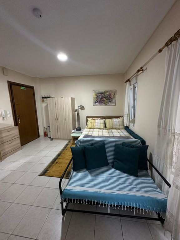 a room with two beds in a room at Studio Castra in Thessaloniki