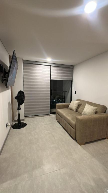 ビリャビセンシオにあるApartamento nuevoのソファとテレビのあるリビングルーム