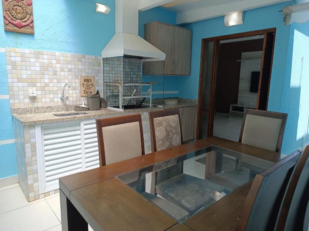 Køkken eller tekøkken på Casa aconchegante no Centro de Peruíbe, faça tudo a pé