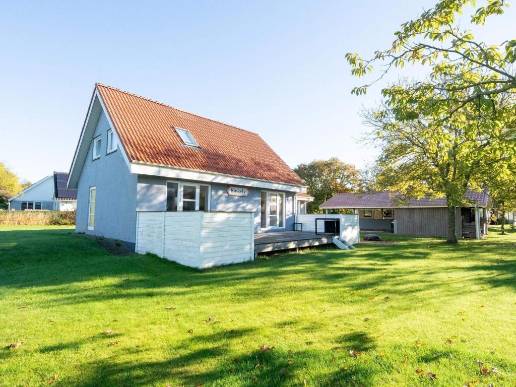 Pugdalにある4 star holiday home in Hanstholmの庭の赤屋根白屋