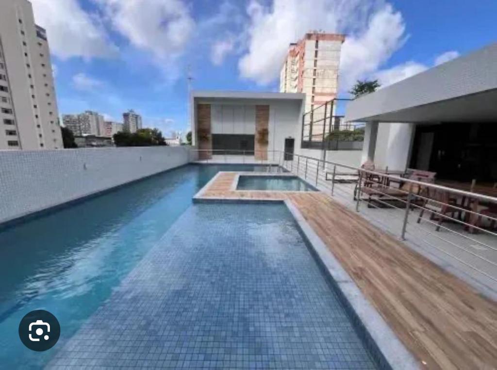 een zwembad op het dak van een gebouw bij Edifício LISSE in Belém