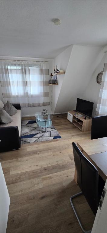 埃姆登Monteurs-Ferienwohnung的客厅里有一张沙发和一张桌子。