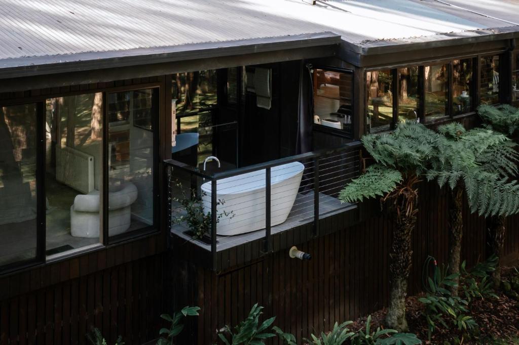 Κήπος έξω από το Ecco Red Hill Retreat - Luxe Rural Escape with Tennis Court