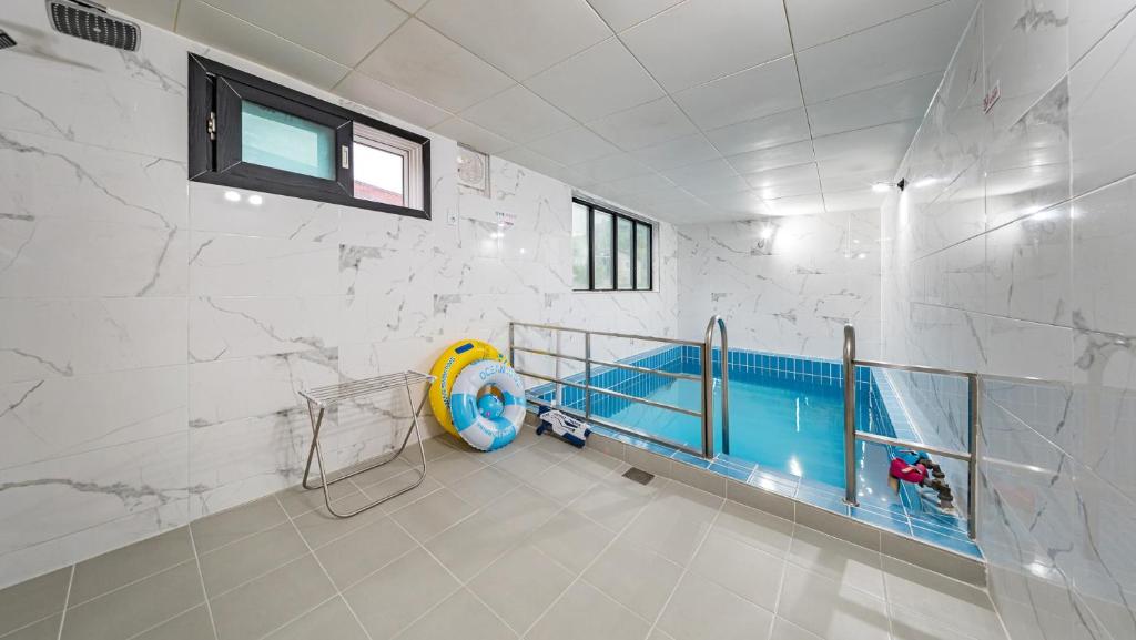 Et badeværelse på Gyeongju Haneulbit Private Pool Villa