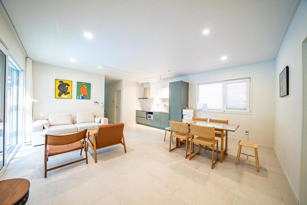 Kuchyň nebo kuchyňský kout v ubytování Yangyang Sonamu Private Pension