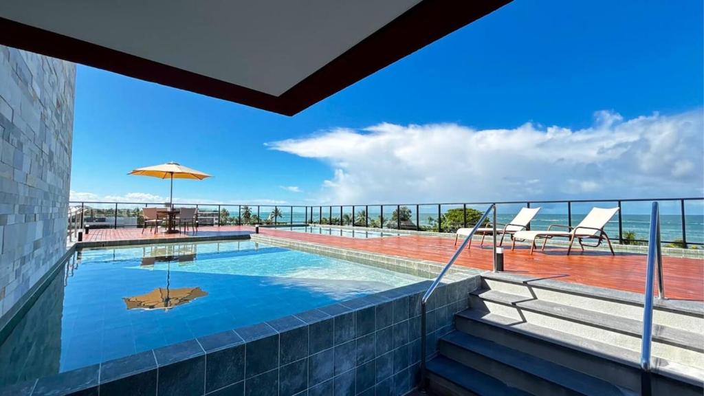 een zwembad bovenop een gebouw bij Mar de Campas - Tamandaré 016 in Tamandaré