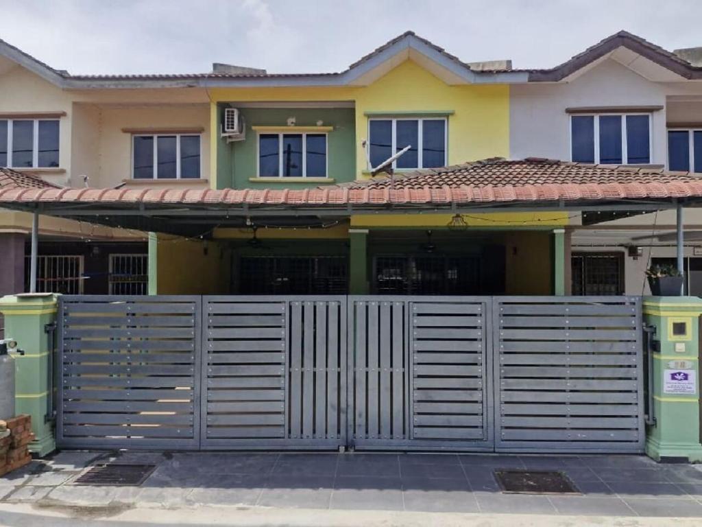 a house with a fence in front of it at Homestay Warisan Violet Bertam Jaya in Melaka