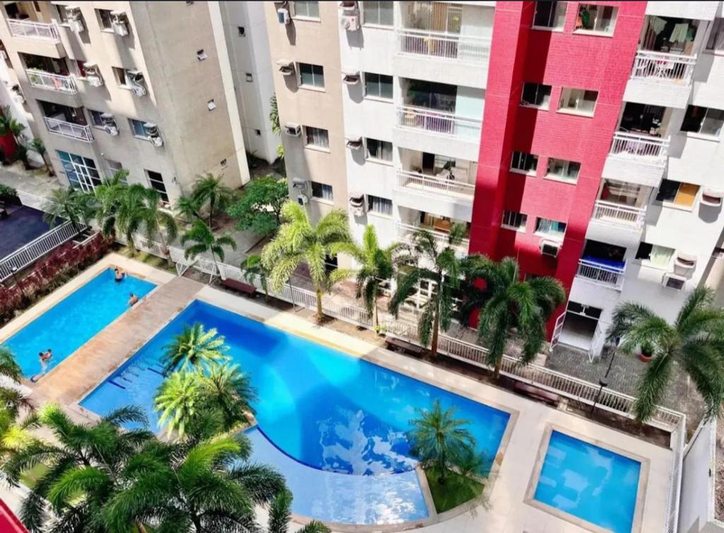 eine Aussicht über einen Apartmentkomplex mit Palmen in der Unterkunft Apartamento Torres Dumont 3 quartos Hangar COP 30 e CÍRIO in Belém