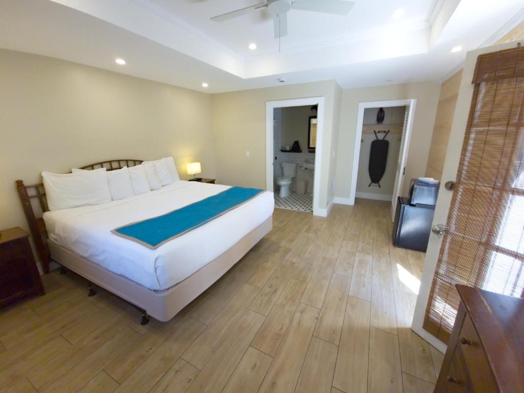 Un dormitorio con una cama grande y un baño. en Seashell Motel, en Key West