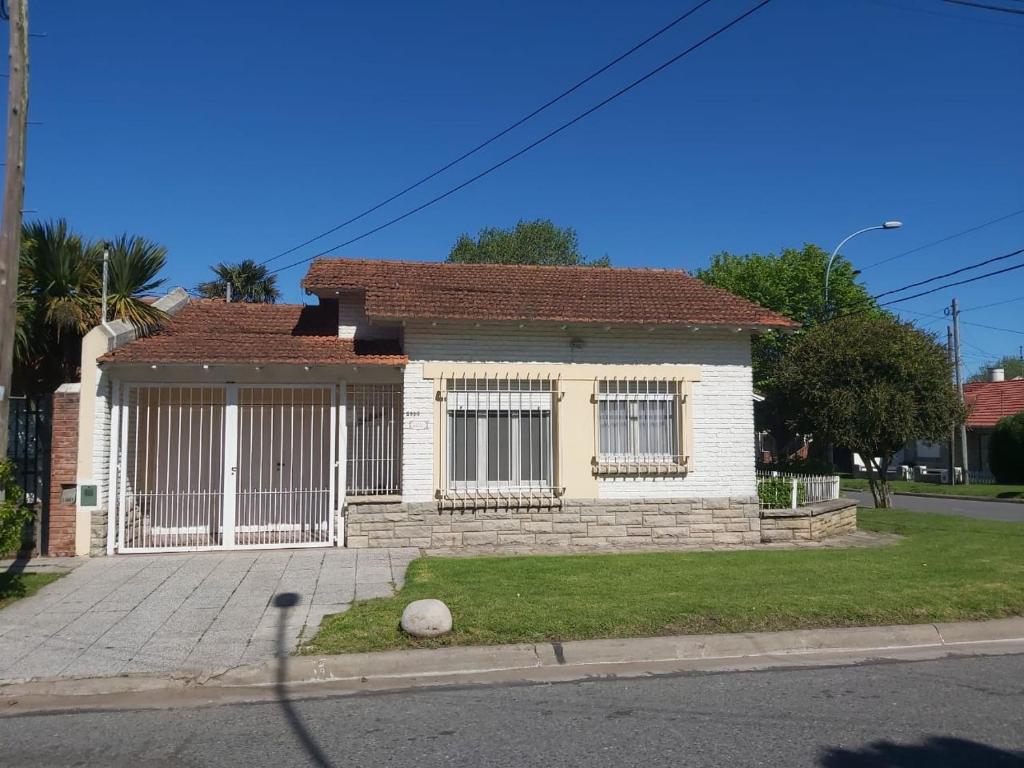 a small house on the side of a street at Casa En Punta Mogotes in Mar del Plata
