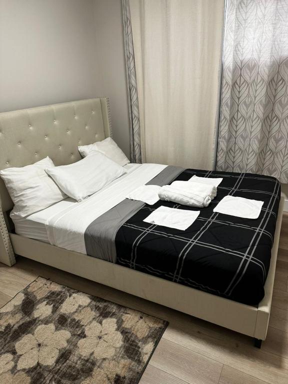 En eller flere senge i et værelse på Bedroom in the basement Upland 1