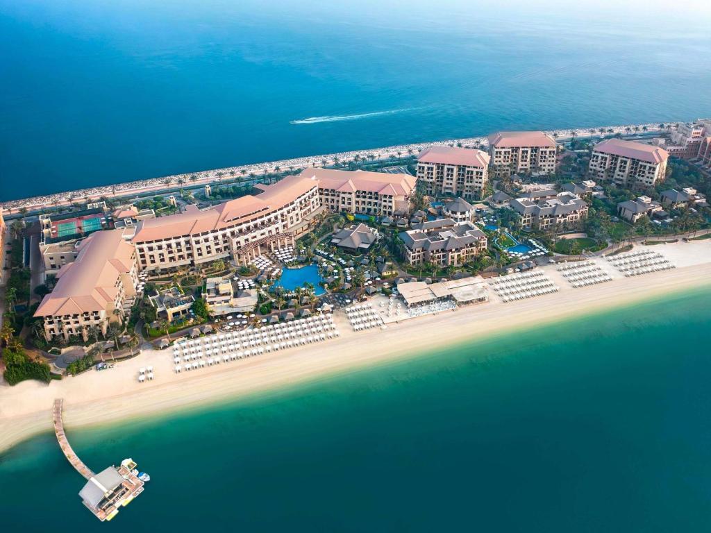 une vue aérienne d'un complexe hôtelier sur la plage dans l'établissement Sofitel Dubai The Palm Resort & Spa, à Dubaï
