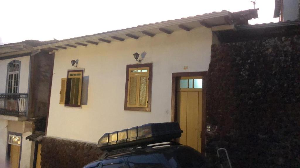 a house with a yellow door and a yellow window at Oro Hospedaria in Ouro Preto