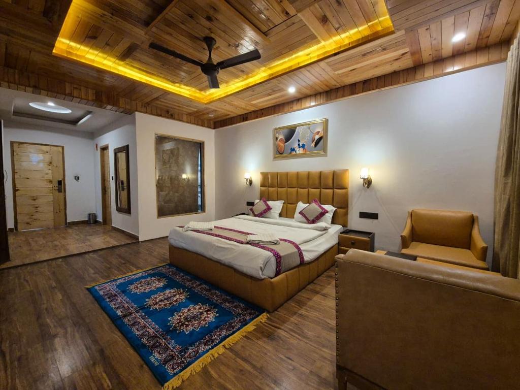 Un dormitorio con una cama, un sofá y una silla. en Blissofhaven, en Haripūr