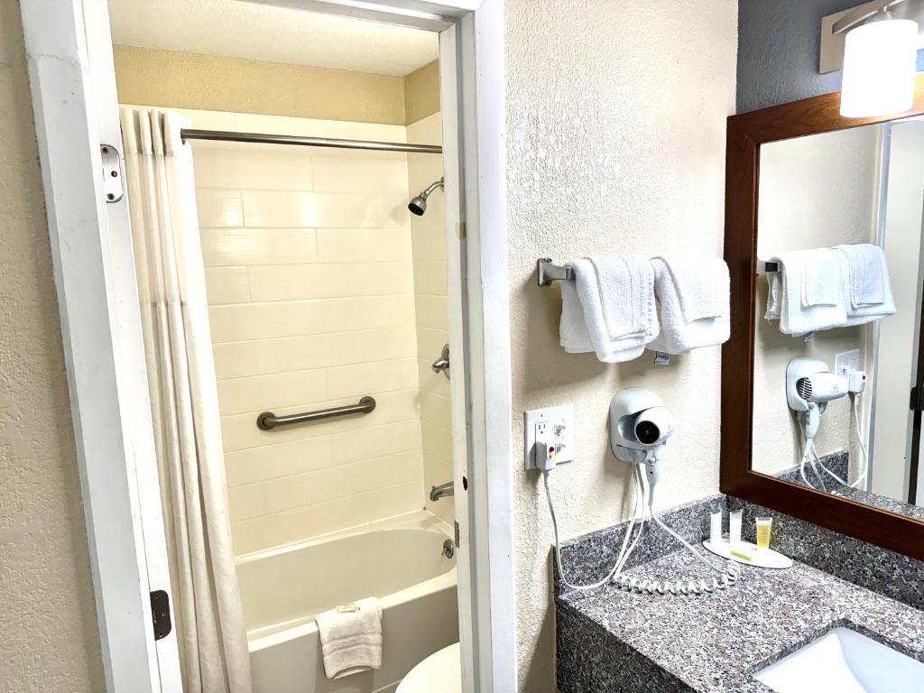 Super 8 by Wyndham Morganton - 