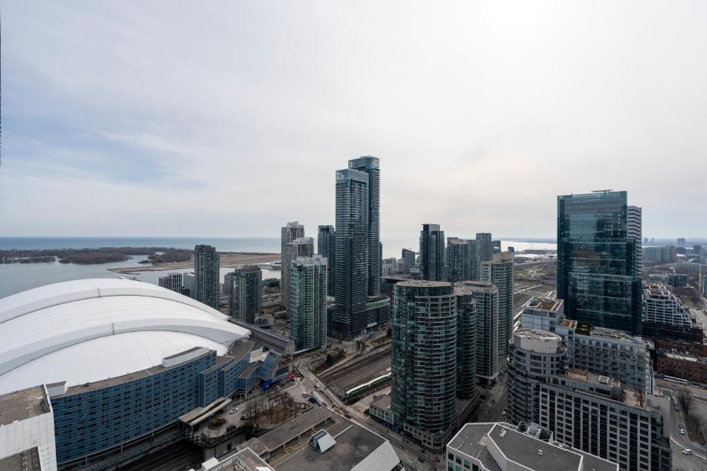 une vue aérienne d'une ville avec de grands immeubles dans l'établissement 3BR Skyline Condo - By CN Tower & MTCC & Free Parking, à Toronto