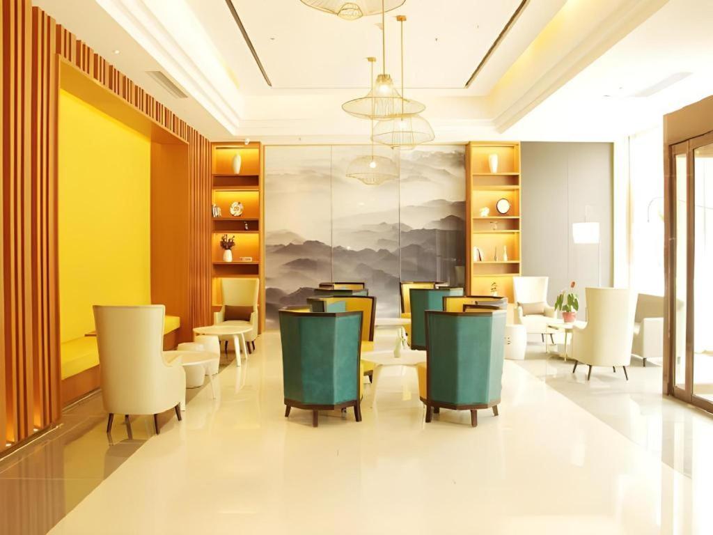 XianyangにあるJinjiang Inn Select Xixian New Distict Century Avenueのダイニングルーム(テーブル、椅子、絵画付)