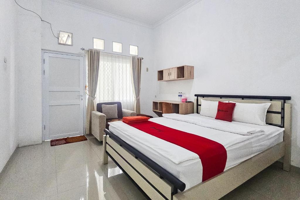 Voodi või voodid majutusasutuse RedDoorz Syariah near RSUD Bogor toas