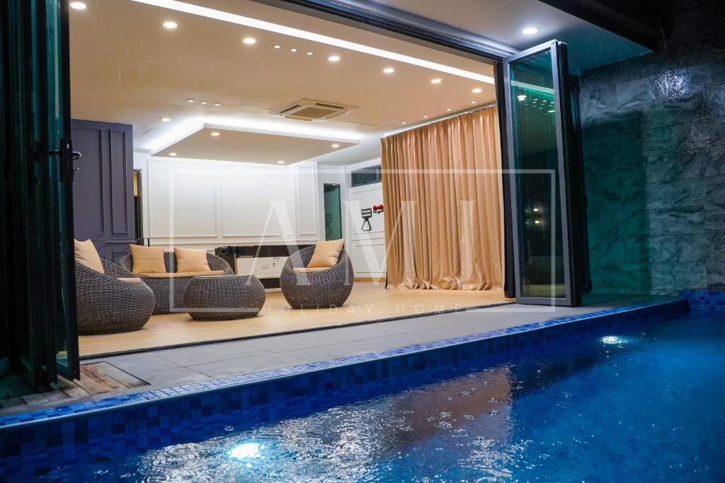 Bazén v ubytování Cyberjaya - Puchong Luxury Private Swimming Pool Villa with BBQ - Corner lot up to 20 Guests nebo v jeho okolí