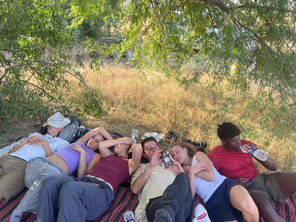 um grupo de pessoas deitadas em um cobertor em Bologna Guest House & Safari em Jaisalmer