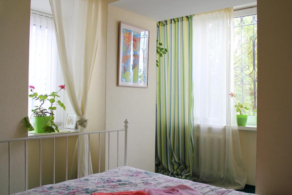 プリョスにあるMuza Apartmentsのベッドルーム1室(ベッド1台付)、窓(カーテン付)