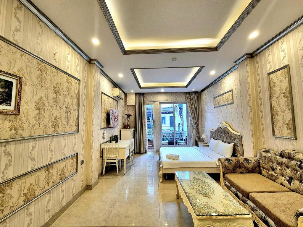 una sala de estar con una cama y un sofá en F F HOUSE Homestay, en Ho Chi Minh