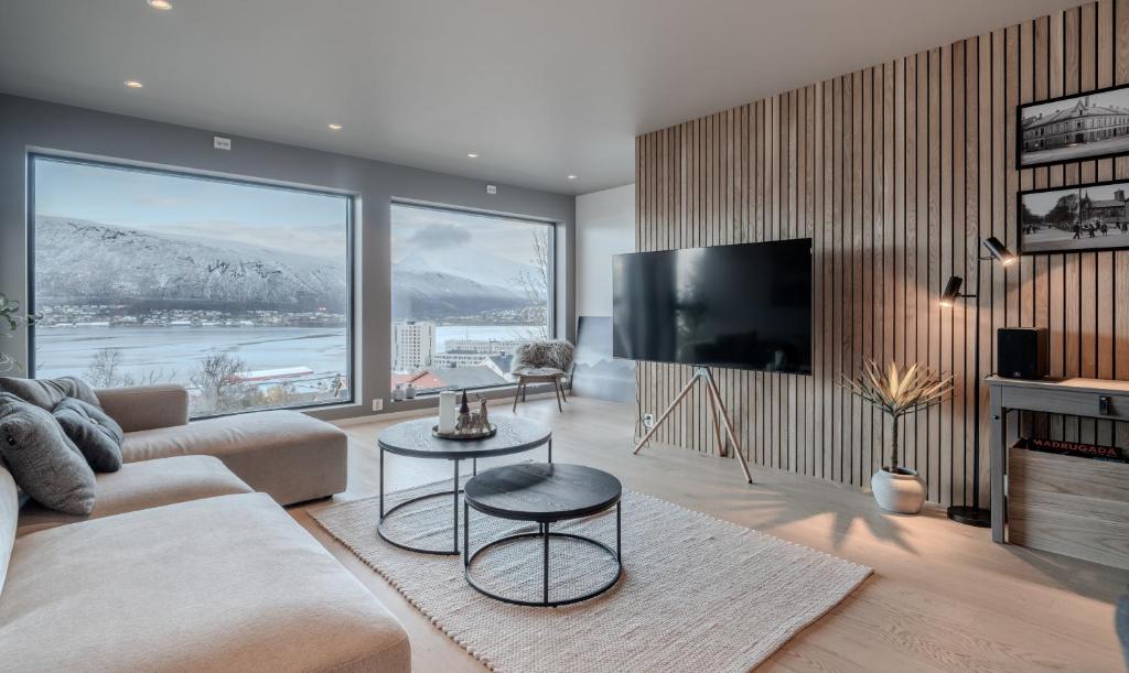 un salon avec un canapé et une télévision dans l'établissement Staying Apt 5, à Tromsø