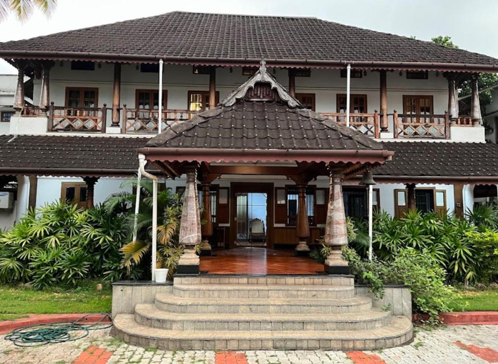 een huis met een trap die naar de voordeur leidt bij The Boho Cochin in Cochin