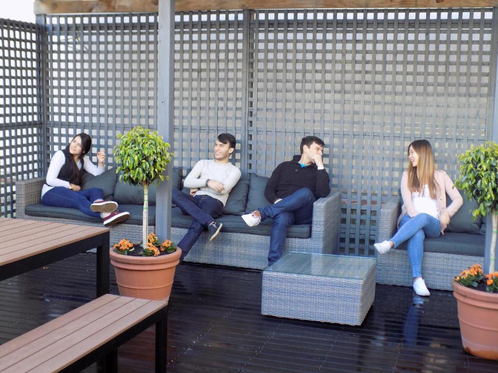 un groupe de personnes assises sur un canapé dans l'établissement Europa Melbourne, à Melbourne