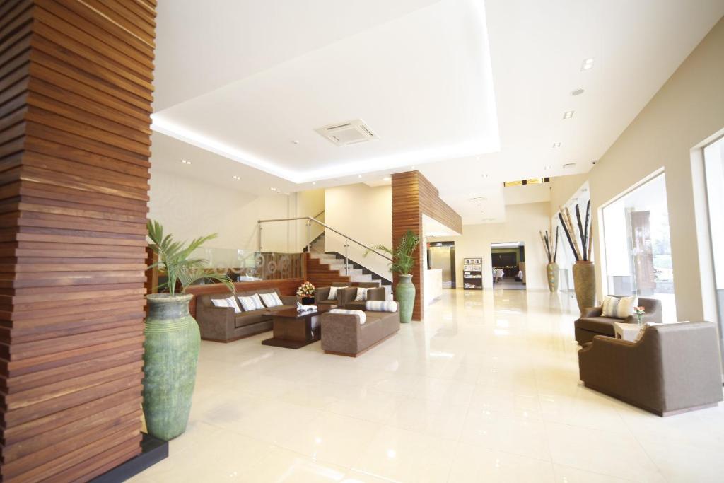 Best Western Premier Garden Hotel Entebbe tesisinde bir oturma alanı
