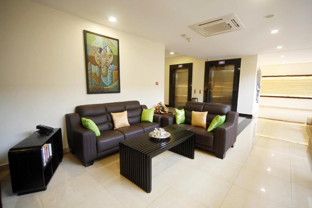 Best Western Premier Garden Hotel Entebbe tesisinde bir oturma alanı