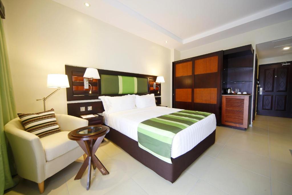 Best Western Premier Garden Hotel Entebbe tesisinde bir odada yatak veya yataklar