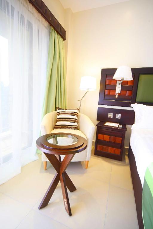 Best Western Premier Garden Hotel Entebbe tesisinde bir televizyon ve/veya eğlence merkezi