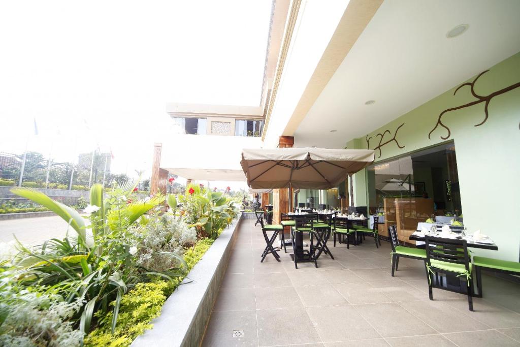 Best Western Premier Garden Hotel Entebbe tesisinde bir restoran veya yemek mekanı