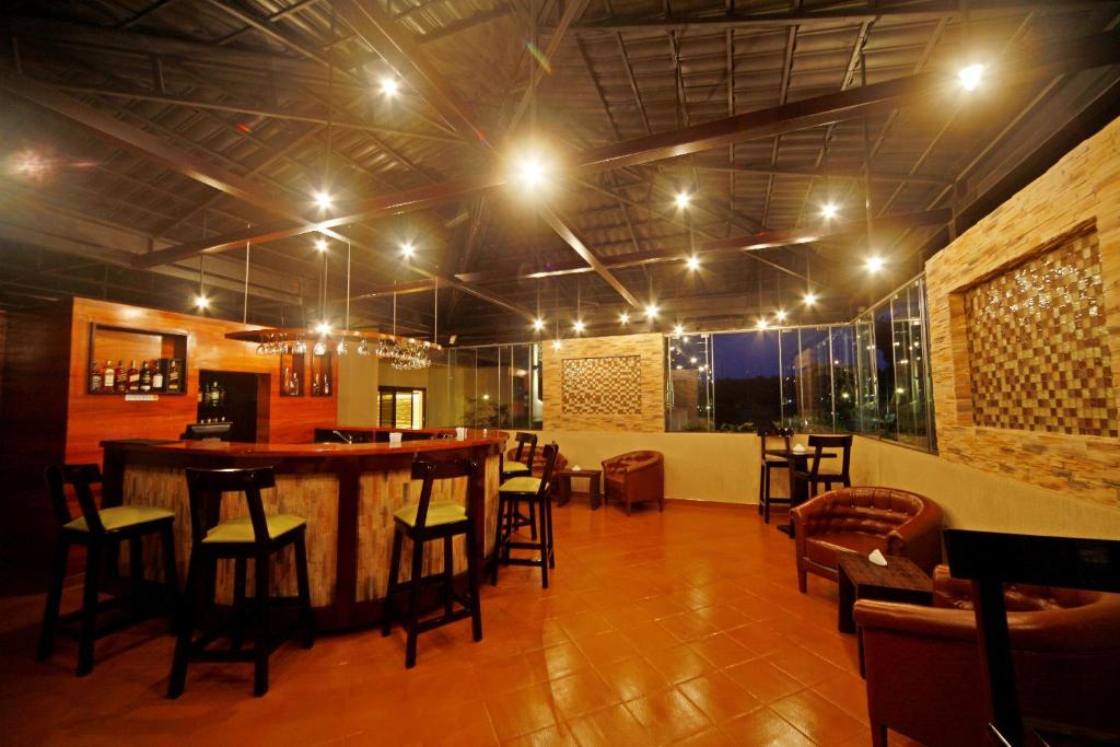 Best Western Premier Garden Hotel Entebbe tesisinde bir restoran veya yemek mekanı