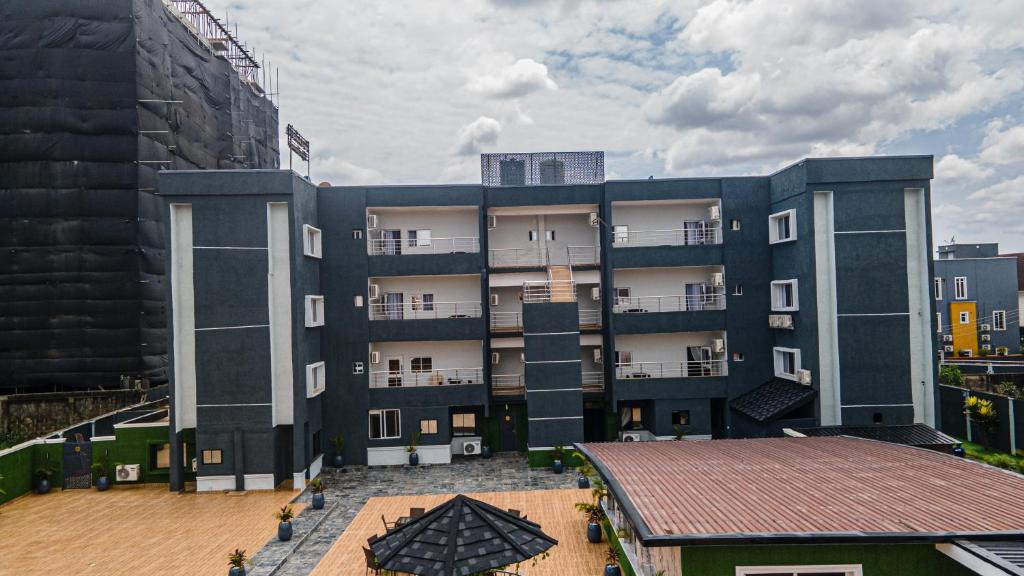 eine Außenansicht eines Gebäudes mit Dach in der Unterkunft Presken Residence in Ikeja