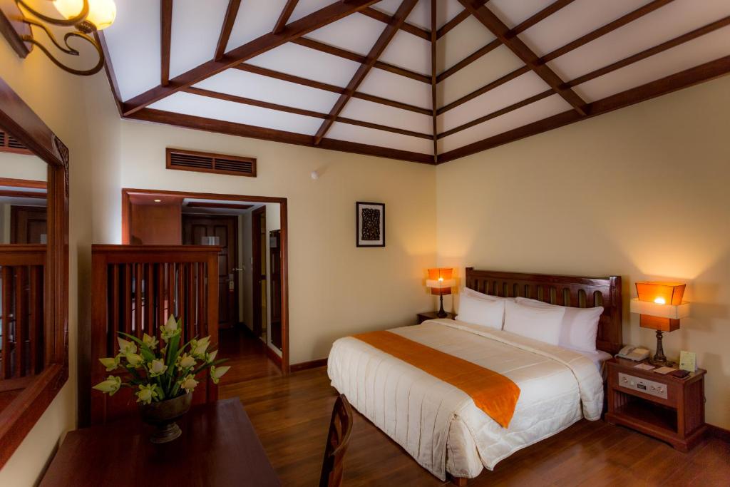 Postel nebo postele na pokoji v ubytování Royal Angkor Resort & Spa