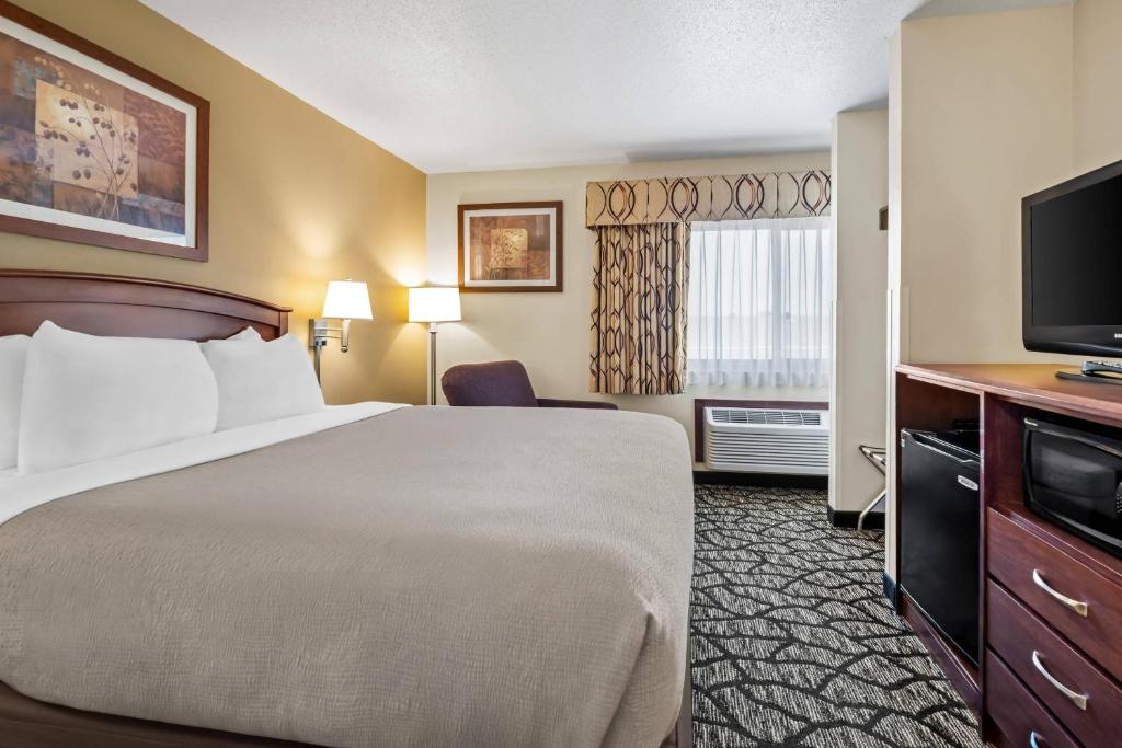 Una cama o camas en una habitación de Quality Inn La Crosse North