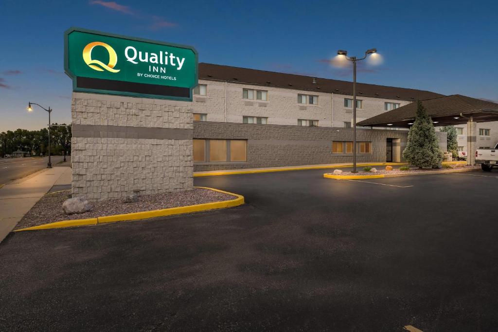 a building with a sign that reads utility inn at Quality Inn La Crosse North in La Crosse