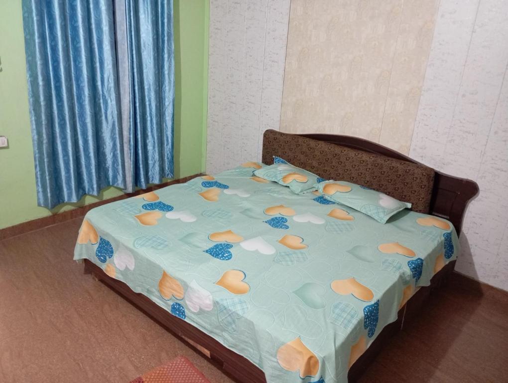 Postel nebo postele na pokoji v ubytování Kaushalya Devi Dharamshala