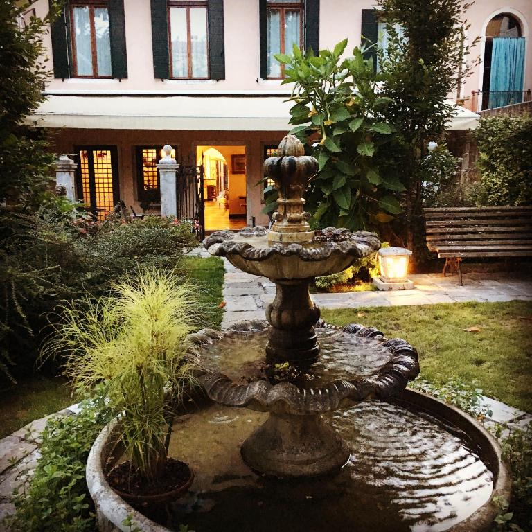 Vonkajšia záhrada v ubytovaní Hotel Sant'Antonin
