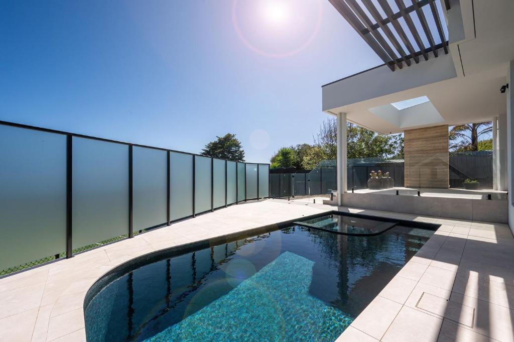 una piscina en el patio trasero de una casa en The Crest - Elevated Luxe with Pool & Spa, en Mount Martha